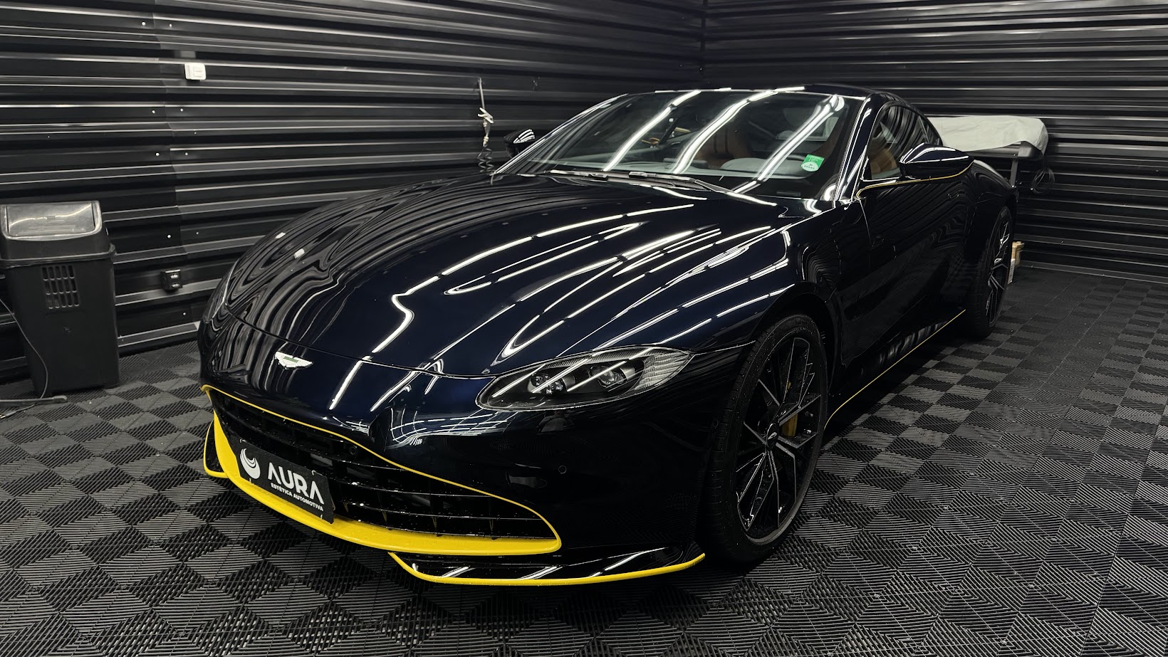 Aston Martin com película